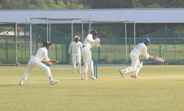 Abhishek Reddy hit double Hundred at Ranji trophy match:  अभिषेक रेड्डी का दोहरा शतक, झारखंड पर पारी से हार का खतरा