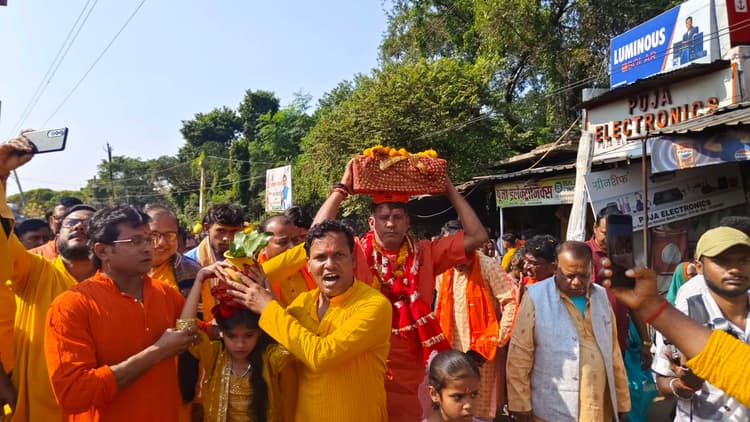 Deoghar news : भागवत कथा को लेकर फाड़ासिमल में निकाली भव्य कलश यात्रा