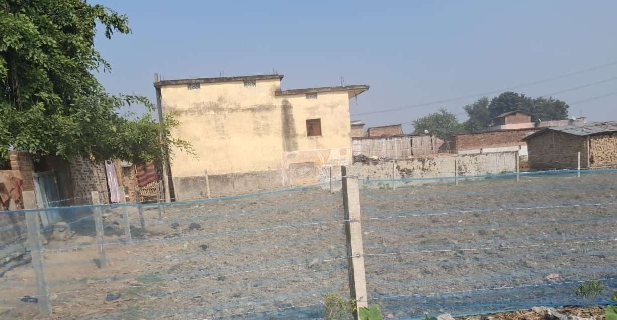 माड़र में पैक्स गोदाम पर दबंगों ने किया कब्जा, डीएम से की शिकायत