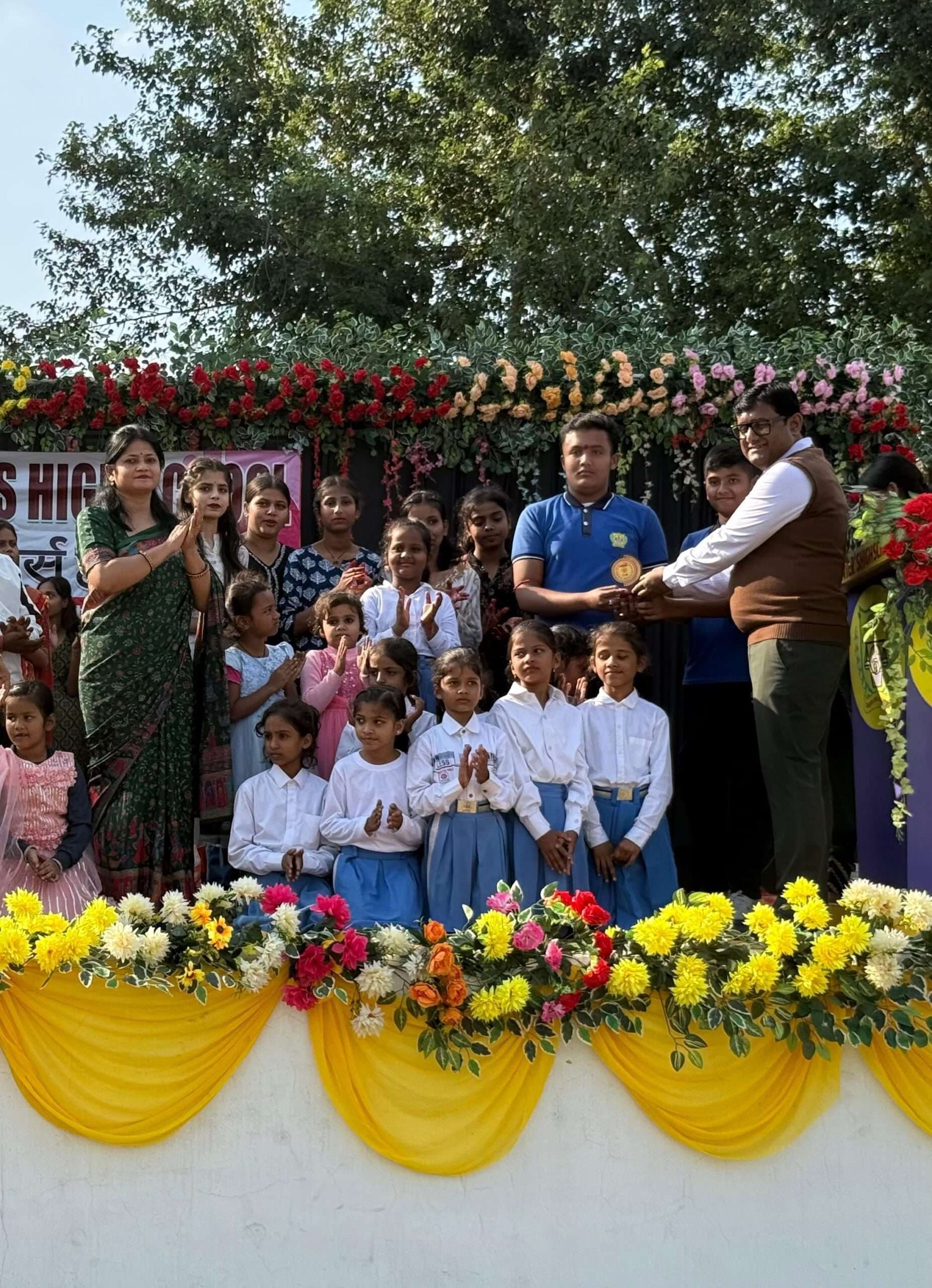 Madhubani News : सेंट जेवियर्स हाई स्कूल में बाल दिवस पर कार्यक्रम आयोजित