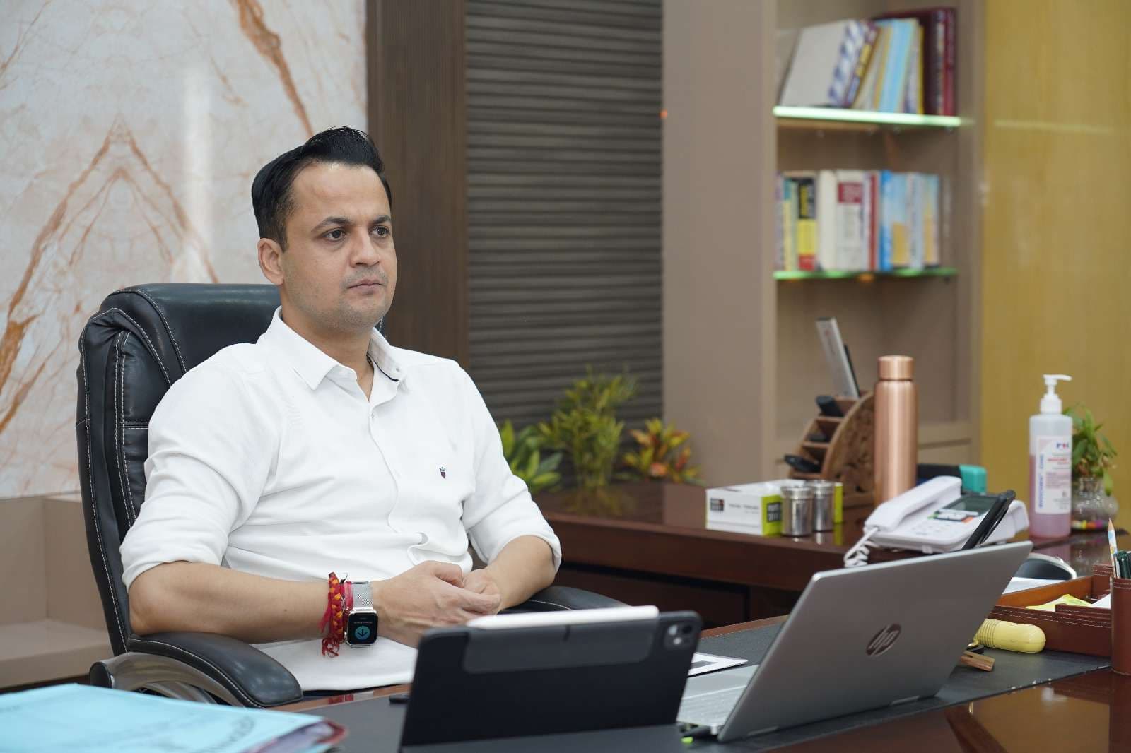 Madhubani News : प्राथमिकता के आधार पर करें चिह्नित भूमि का हस्तांतरण : डीएम