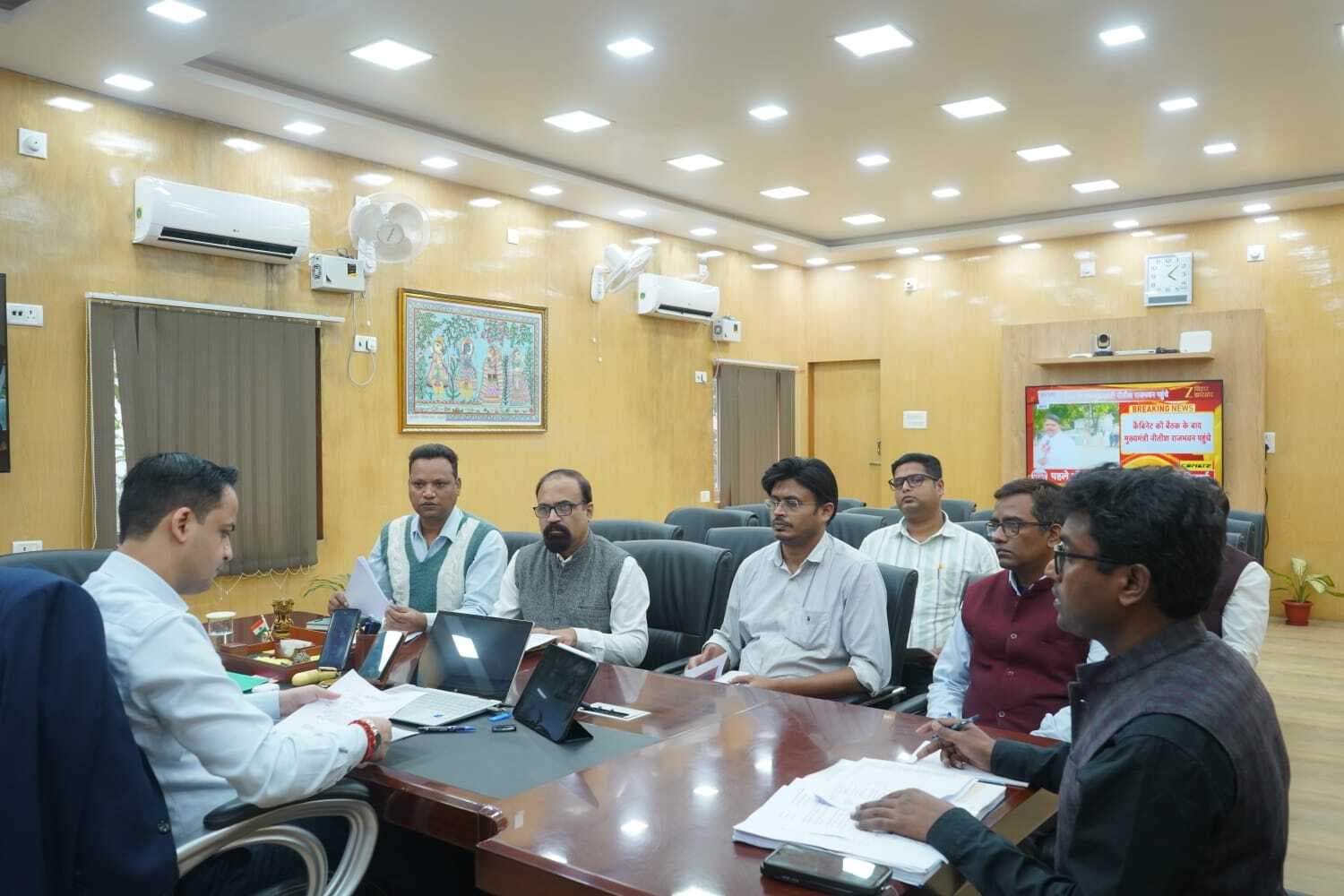 Madhubani News : डीएम ने भू-अर्जन विभाग के काम की समीक्षा की