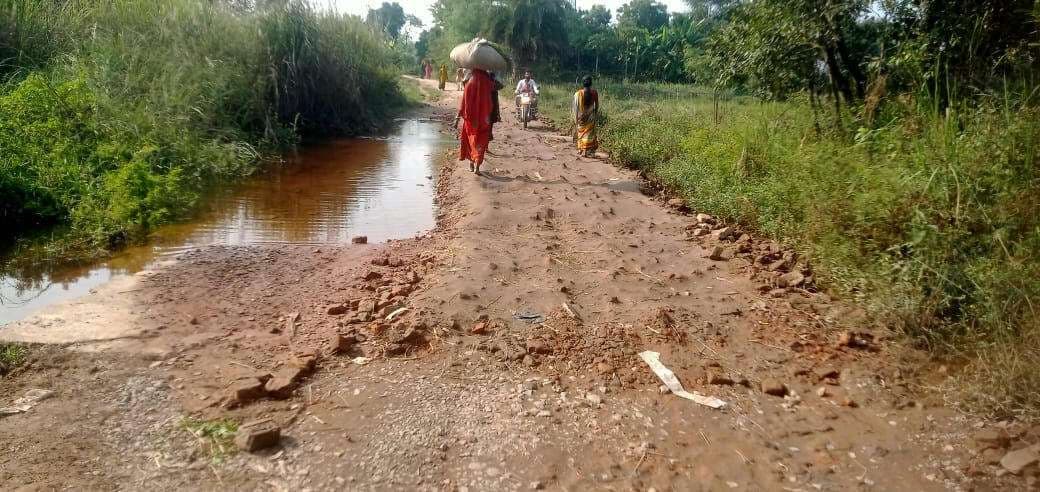 Madhubani News : सिसौनी चौक से बासोपट्टी जाने वाली सड़क गढ़े में तब्दील