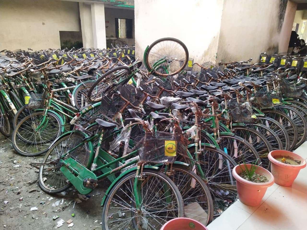 छात्राओं को मिलने वाली सैकड़ों साइकिल मॉडल स्कूल में रखे-रखे बनी कबाड़