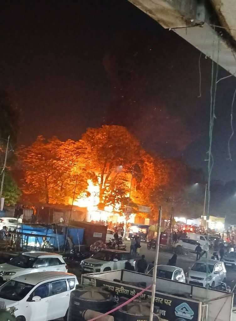 Bokaro News : आठ फुटपाथ दुकानों में लगी आग, लाखों का नुकसान