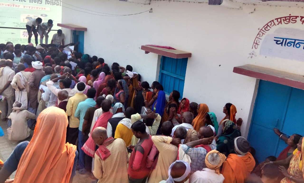 बीज लेने के लिए उमड़ी किसानों की भीड़