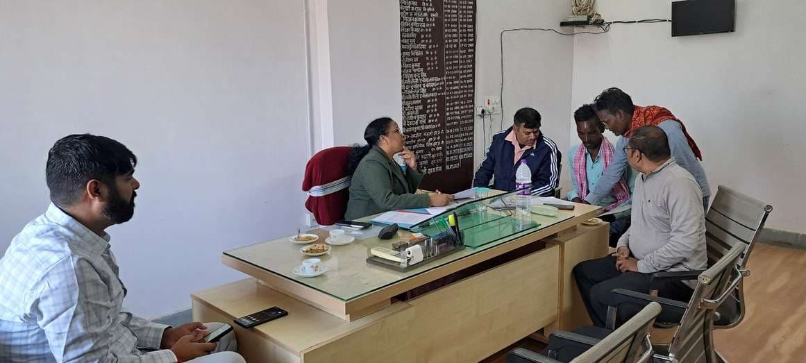 जमीन संबंधित मामले में स्थलीय जांच करने पहुंचीं एसी