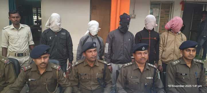 पांच अपराधियों को अवैध हथियार तथा दो चोरी की बाइक के साथ किया गिरफ्तार