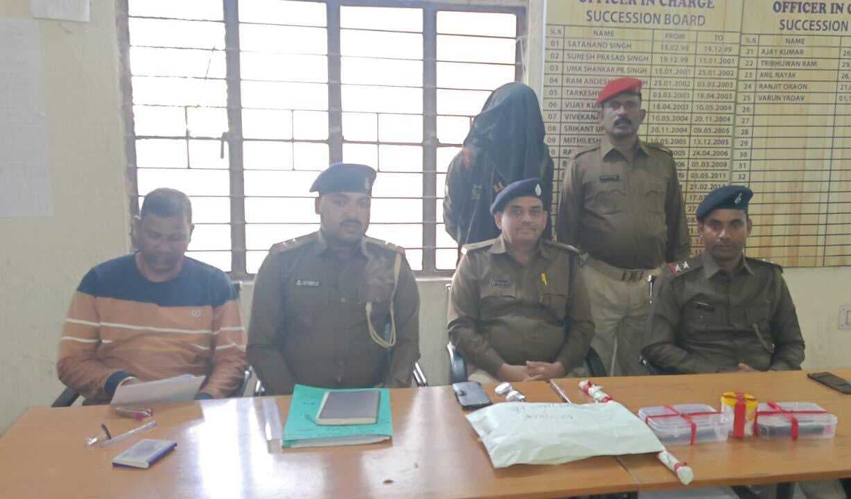 East Singhbhum News :सुनील महतो हत्याकांड : सुनील नशे में मां को गाली दे रहा था, इसलिए नीरज ने रड से हत्या की, झाड़ग्राम से गिरफ्तार