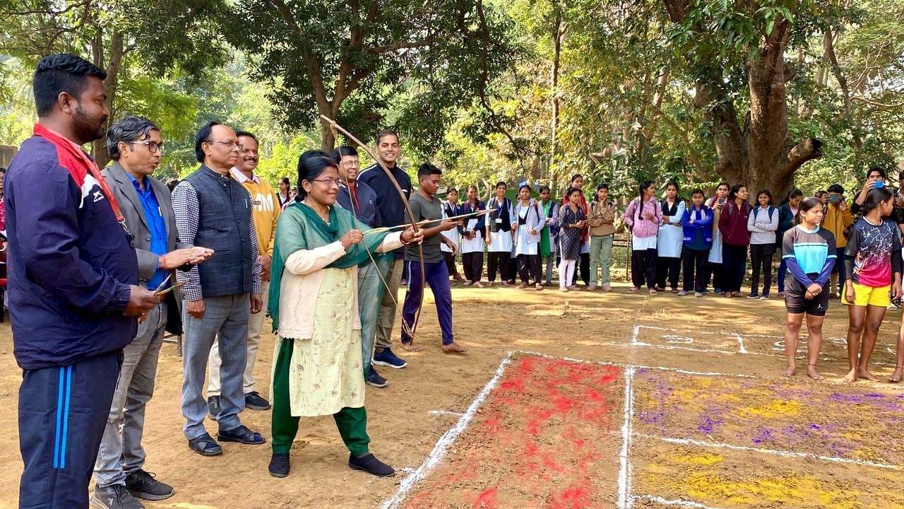 East Singhbhum News : कबड्डी लड़कियों में लक्ष्मी मार्डी समूह व लड़कों में इशाक समूह विजेता