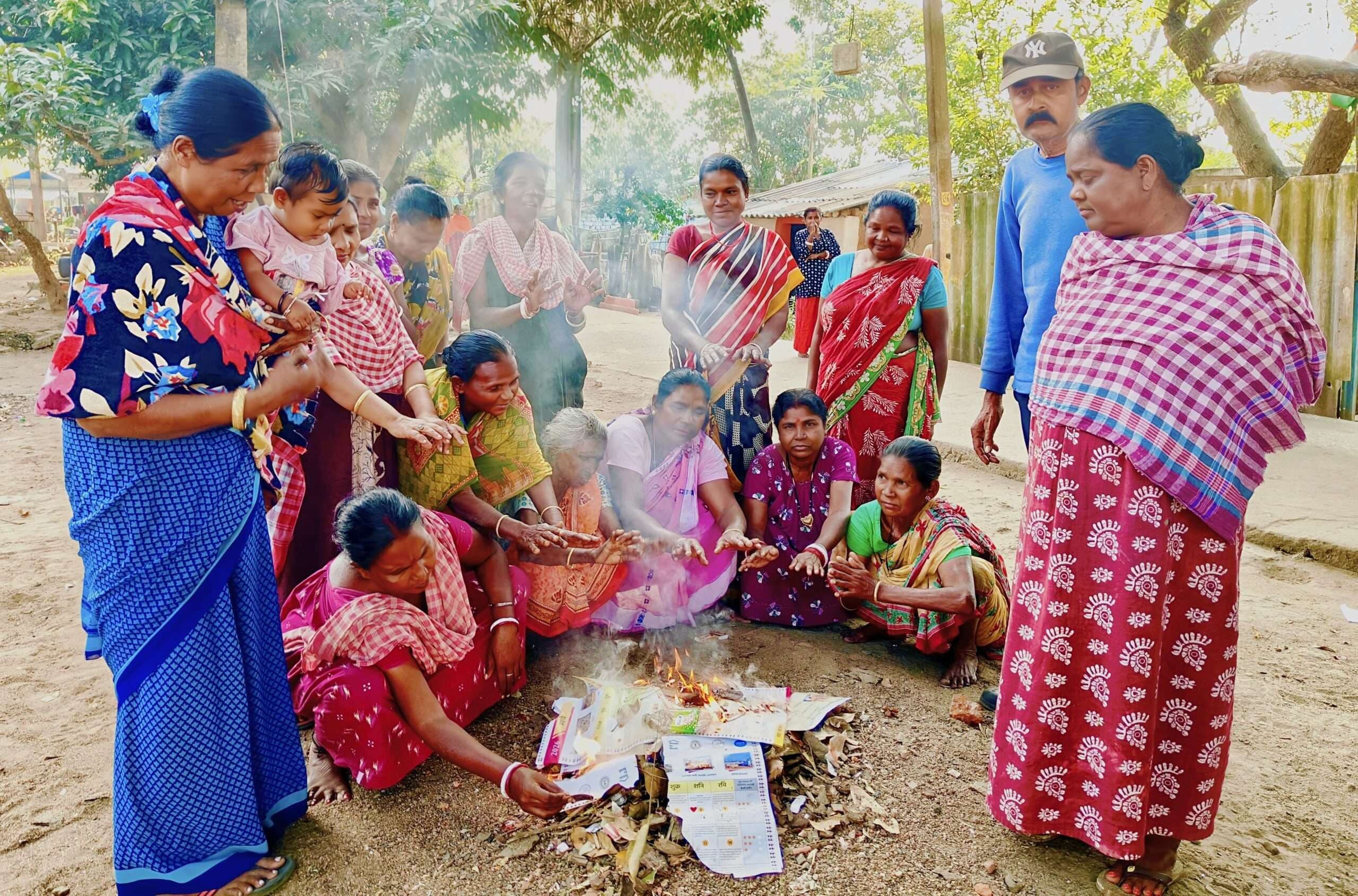 East Singhbhum News : आधा नवंबर पार, न कंबल मिला न अलाव की व्यवस्था हुई, ठिठुर रहे ग्रामीण