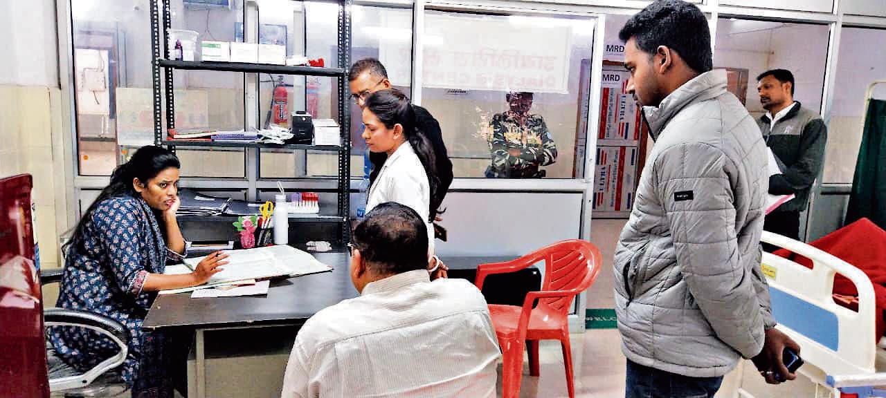 Seraikela Kharsawan news: डायलिसिस सेंटर में मिलीं कमियां, जिम्मेवारों को लगायी फटकार
