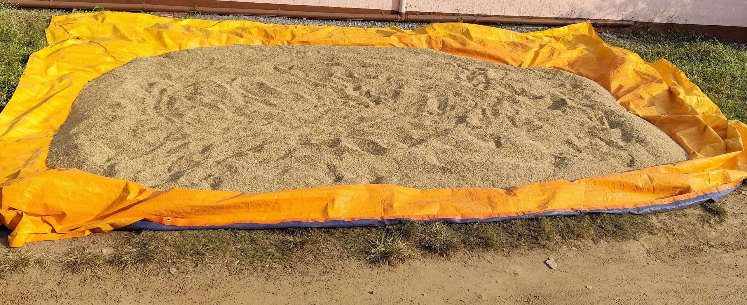 East Singhbhum News : नहीं खुले सरकारी केंद्र, बाजार में 14-15 रुपये किलो धान बेच रहे किसान