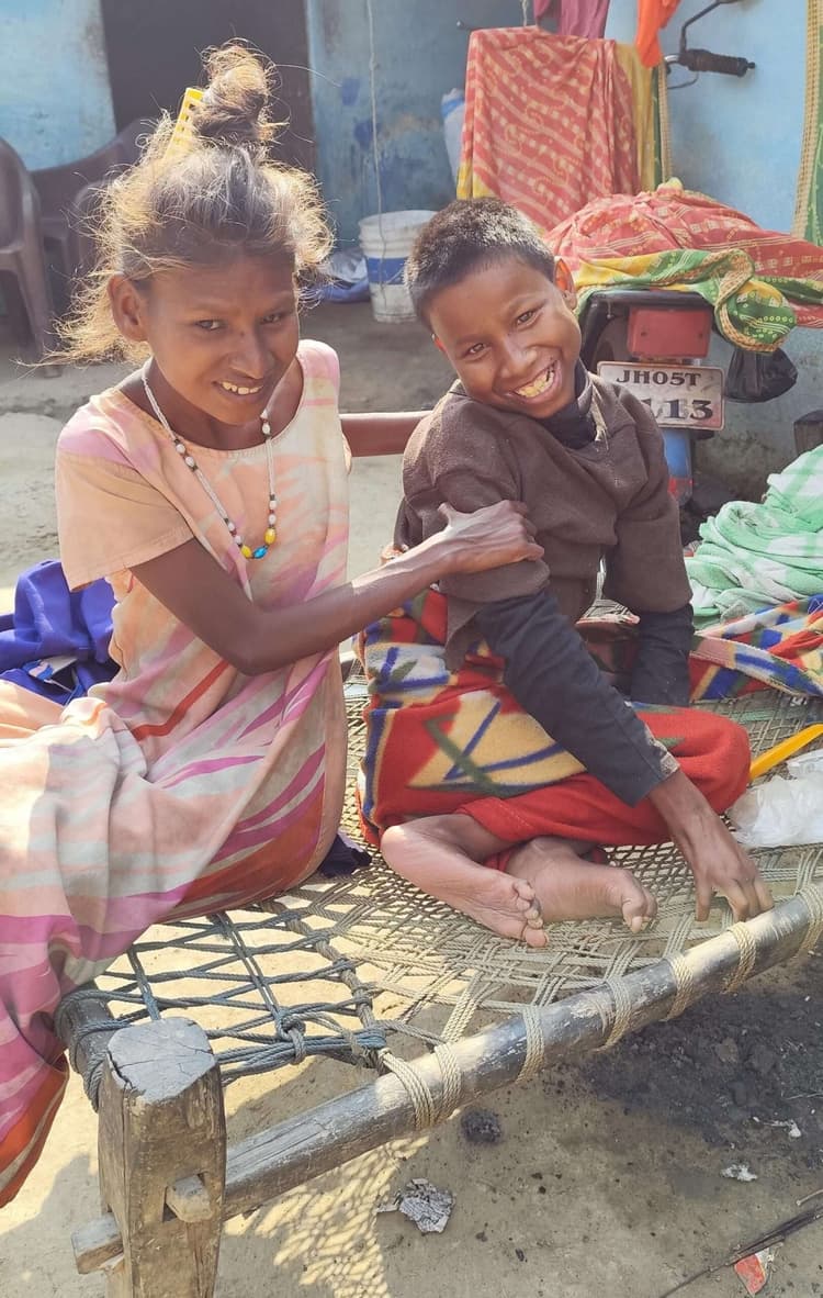 East Singhbhum News : पुतड़ू के दो दिव्यांगों को एक साल से नहीं मिली पेंशन, परेशानी