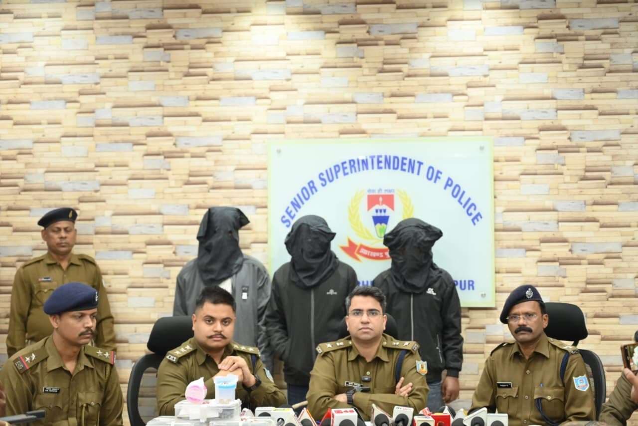 Jamshedpur News : चाेरी के बाद बंटवारे को लेकर आपस में मारपीट, पॉकेटमार समेत तीन गिरफ्तार, चार लाख का गहना बरामद