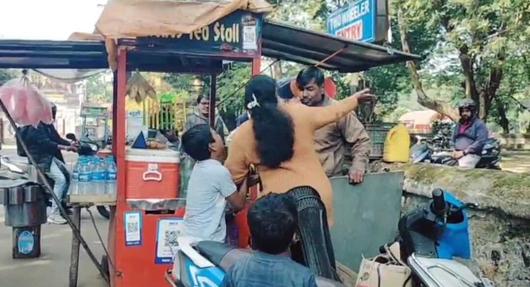 Jamshedpur News : महिला चाय दुकानदार ने पति को पीटा, हंगामा