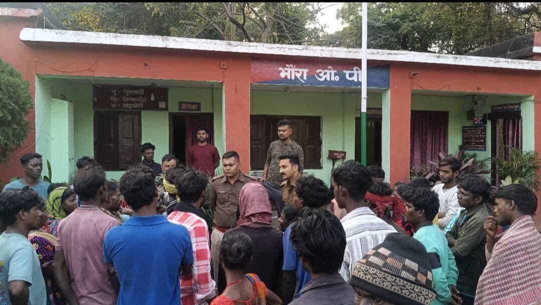 Dhanbad News : वर्चस्व को ले भौंरा आठ नंबर बस्ती में बमबामी व फायरिंग, एक हिरासत में