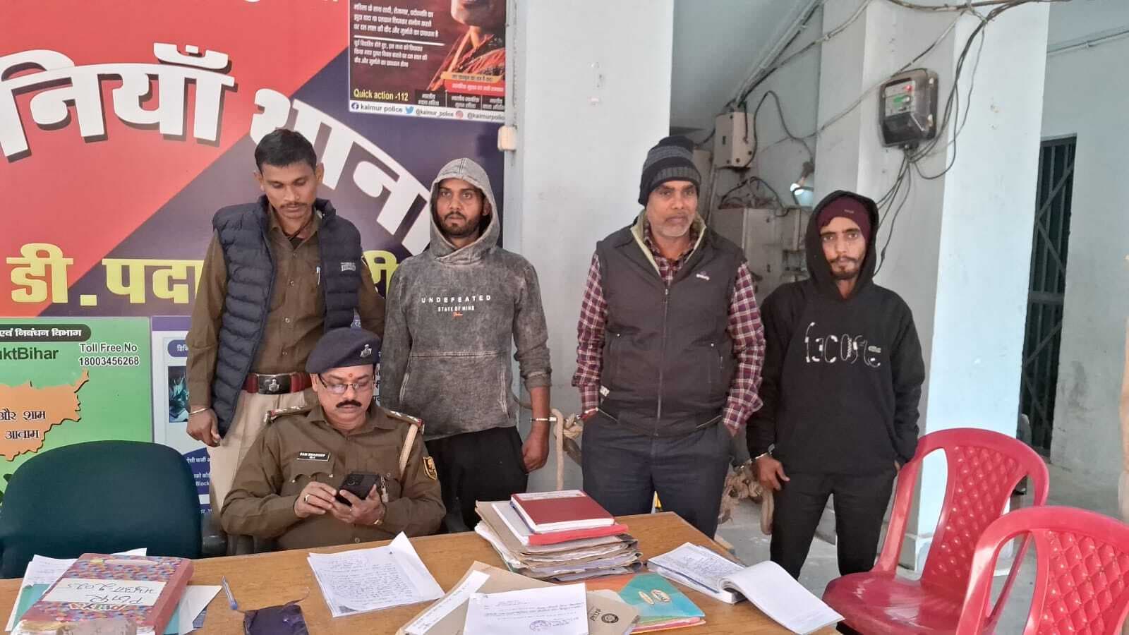 पकड़ीहार गांव से तीन आरोपित गिरफ्तार