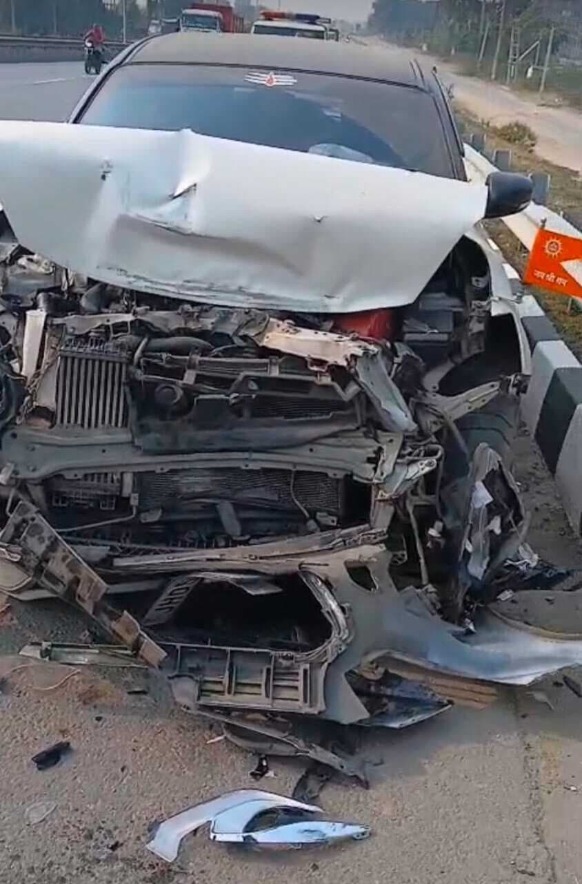 सड़क दुर्घटना में कार सवार दो महिलाएं घायल