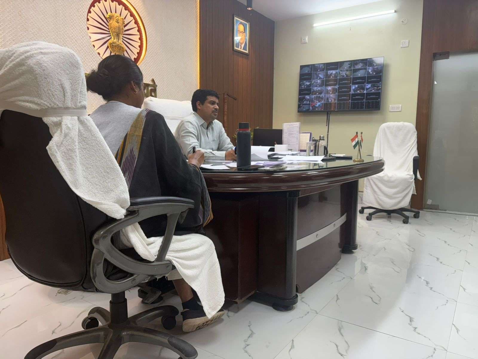 डीएम ने की कल्याणकारी योजनाओं की समीक्षा, तय समय में लक्ष्य पूरा करने का निर्देश