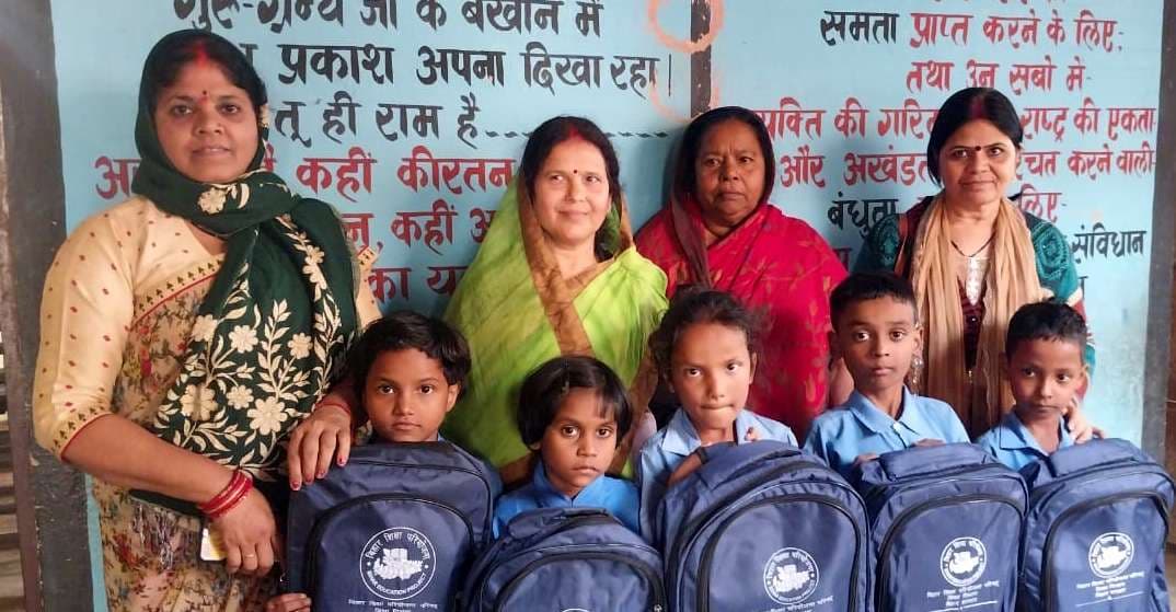 बैग व पाठ्य सामग्री पाकर गदगद हुए छात्र