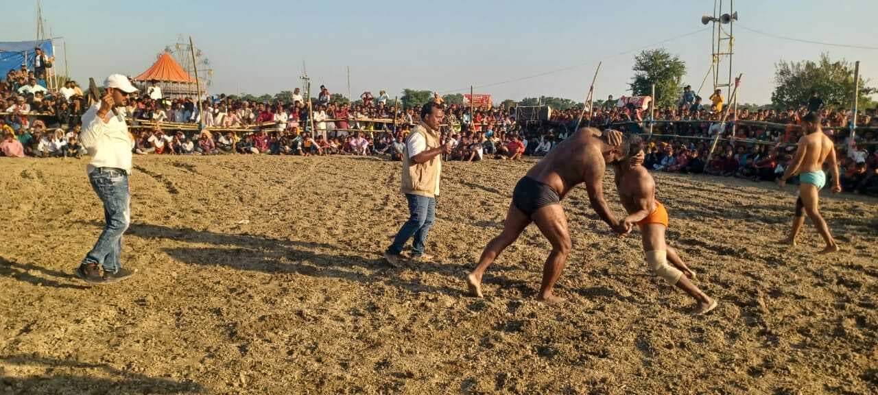 कुश्ती में पहलवानों ने दिखाया दांव-पेंच, अयोध्या के निर्दोष पहलवान ने बनारस के काला चीता को दी पटकनी