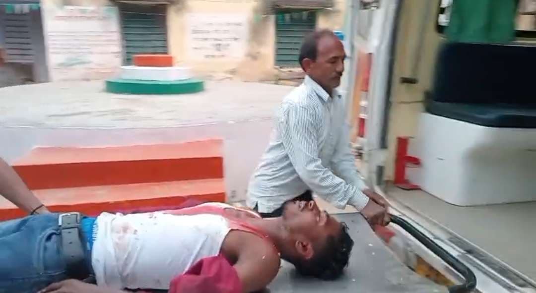 तेज रफ्तार बाइक पेड़ से टकरायी, चालक जख्मी, रेफर