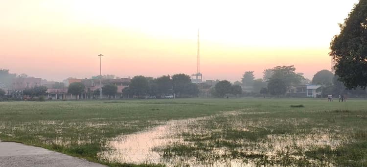 कॉलेज मैदान में महीनों से जमा है पानी, छात्र-छात्राएं परेशान