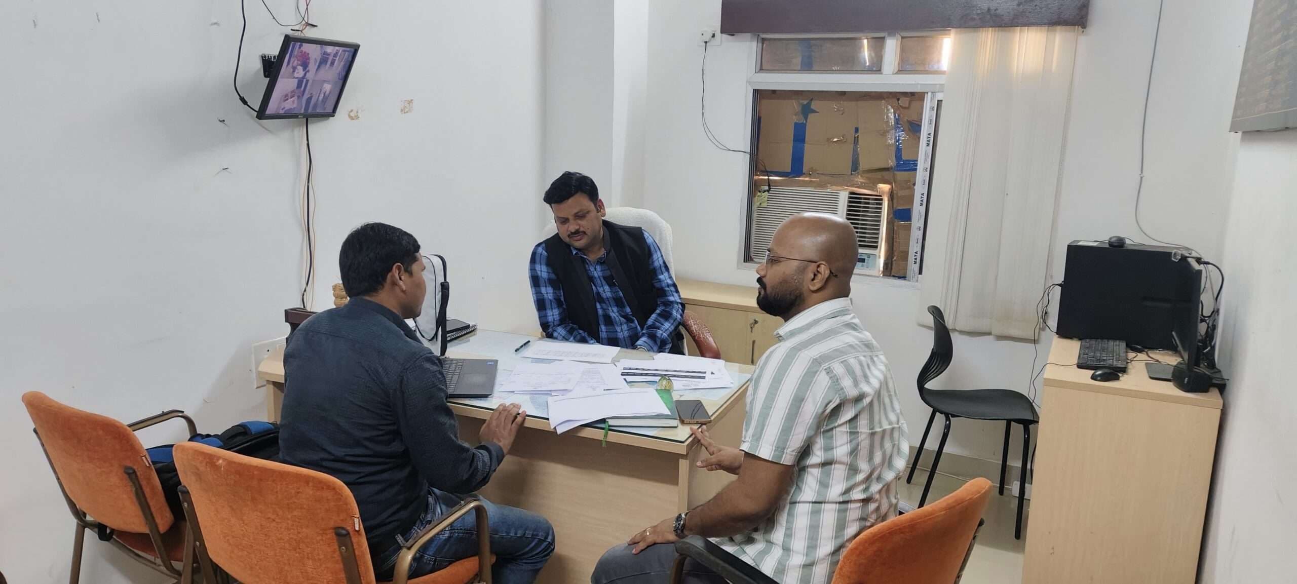 चैनसिंहपट्टी हल्का का अपर समाहर्ता ने किया निरीक्षण