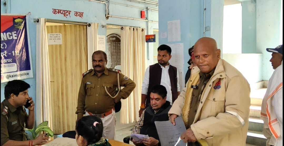 आरोपित का घर कुर्क करने पहुंचे यूपी पुलिस