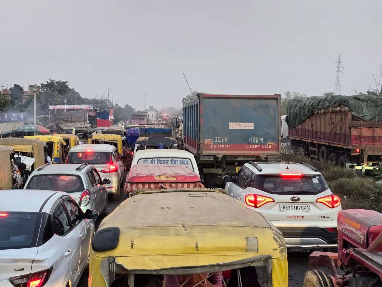 haji[pur news. पुराने गंडक पुल पर लगा भीषण जाम, घंटों फंसे रहे लोग