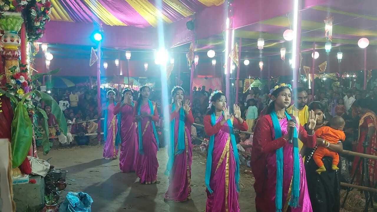 सोलह प्रहर हरिनाम संकीर्तन में जुटी श्रद्धालुओं की भीड़