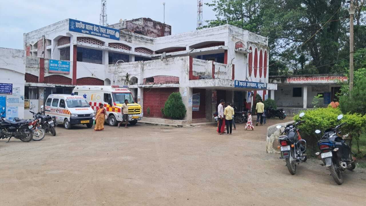 कुटुंबा में स्वास्थ्य व्यवस्था ध्वस्त, 30 में सिर्फ तीन डॉक्टर कार्यरतचिकित्सको के सृजित 30 पद के विरूद्ध रेफरल अस्पताल में मात्र एक व एपीएचसी में दो  डॉक्टर  हैं पदस्थापित योगदान करने के बाद यहां पुनः ड्यूटी करने नहीं आते हैं चिकित्सक आयुष चिकित्सको की भी है भारी कमी फोटो  नंबर-15-रेफरल अस्पताल कुटुंबा का नजारा विश्वनाथ पांडेयकुटुंबासरकार के स्वास्थ्य विभाग आम नागरिको की सुविधा के लिए कई तरह की कल्याणकारी योजनाएं चला रही है.इसके लिए नित्य नए-नए टेक्नोलॉजी का प्रयोग किया जा रहा है.अस्पतालों में आधुनिक संसाधन उपलब्ध कराए जा रहे हैं.मुफ्त में मरीजों के सभी तरह की जांच व  एक्सरे तो जरूरत की दवाईयां दी जा रही है.यहां तक कि सरकारी स्तर पर एचएससी से लेकर पीएचसी और रेफरल अस्पतालो के आकर्षक भवन बनाए जा रहें है.इसके बावजूद भी प्रशासनिक उदासीनता की वजह से मरीजो को समुचित स्वास्थ्य सुविधा नहीं मिल पा रही है.इसका ज्वलंत उदाहरण कुटंबा प्रखंड का रेफरल अस्पताल है.गौरतलब है कि मरीजो के समुचित इलाज के लिए  भवन एवं संसाधन के साथ-साथ चिकित्सक तथा स्वास्थ्य कर्मियों का होना जरूरी है.कुटुंबा में चिकित्सको व स्वास्थ्य कर्मियो की भारी कमी है.यहां चिकित्सक,ग्रेड ए नर्स,स्वास्थ्य प्रशिक्षक समेत विभिन्न पदों के लिए सृजित पद 214 है. इसमें 84 कर्मी कार्यरत्त हैं व 130 पद अभी भी रिक्त है.स्थानीय बुद्धिजीवियो की बात माने तो चिकित्सक व स्वास्थ्य कर्मियों की कमी से कुटुंबा का पीएचसी व रेफरल अस्पताल अपने आप में खुद को बीमार महसूस कर रहा है.अब उसकी इलाज की जरूरत पड़ गई है.इधर प्रभारी प्रखंड चिकित्सका पदाधिकारी डॉ नवल किशोर सिंह भी चिकित्सको कीं कमी का रोना रोते है. चिकित्सक के सृजित पद 30 के विरुद्ध में मात्र तीन हैं कार्यरतकुटुंबा प्रखंड में रेफरल अस्पताल व पीएचसी तथा एपीएचसी मिलाकर चिकित्सक के कुल 30 पद सृजित है.इनमें चिकित्सा पदाधिकारी को छोड़ दें तो मात्र दो चिकित्सक कार्यरत है.कई चिकित्सक तो पदस्थापन के बाद से गायब हैं.इसकी जानकारी विभाग को भी नहीं है. डॉ नवल किशोर सिंह प्रभारी चिकित्सा पदाधिकारी के पद पर कार्यरत है.जिन्हें ओपीडी  के अलावे कर्मियो के साथ साप्ताहिक बैठक, जिला में विभागीय बैठक,बीस सूत्री क्रियान्वयन समिति की बैठक, बीडीसी की बैठक में शामिल होना पड़ता है.इसके अलावे एपीएचसी का भी विजीट करना पड़ता है.यहीं नहीं वरीय अधिकारियों के निर्देश के आलोक में रिपोर्ट एवं अन्य सूचनाएं भी उपलब्ध करानी पड़ती है. एक महिला चिकित्सक डॉ आकांक्षा सिंह एपीएचसी अंबा में तथा  डॉ शुभम कझपा में पदस्थापित है.चिकित्सको की कमी होने से इन चिकित्सको को रेफरल अस्पताल कुटुंबा में ओपीडी में सेवा देना पड़ती है.आयुष दो चिकित्सको में एक संजय कुमार तुरता में पदस्थापित हैं,जिन्हे इमर्जेंसी सेवा के लिए रिसियप में रखा गया है.दूसरा  डॉ अब्दुल रसीद यूनानी चिकित्सक जो कोई काम के नहीं हैं.दंत चिकित्सक दो स्वीकृत पद के विरुद्ध एक सुचित कुमार पांडेय कुटुंबा में कार्यरत्त है. कुटुंबा से कई चिकित्सक हैं गायब पूर्व के दिनो में विभाग द्वारा कुटुंबा प्रखंड मे 18 चिकित्सको की पोस्टिंग की गई थी.इसमें कई चिकित्सक बगैर सूचना के गायब हैं,तो कई  उच्च शिक्षा प्राप्त करने छुट्टी लेकर चले गए है.डॉ विवेकानंद व  डॉ रविराज मोहित भाई सुरेंद्र योगदान के बाद  बिना सूचना के गायब है.इधर डॉ हर्षवर्धन,डॉ रवि रंजन,डा जयंती कुमारी,डॉ मनीष कुमार, डॉ जोहरा इमाम, डॉ मोहम्मद सुफियान कैसर, डॉ रोहित राज, डॉ रवि राज मोहित,डॉ प्रदयोत रंजन व डॉ अंकिता कुमारी डॉ राजीव रंजन उच्च शिक्षा प्राप्त करने के लिए विरमित होकर चले गए है. ओपीडी से लेकर इनडोर में 300 से उपर मरीज आते है उपचार कराने रेफरल अस्पताल कुटुंबा झारखंड बिहार का  बॉर्डर है.यहां कुटुंबा प्रखंड के अलावे नवीनगर व हरिहरगंज से भी मरीज उपचार कराने के लिए पहुंचते है.चिकित्सकों से मिली जानकारी के अनुसार प्रतिदिन ओपीडी में 250से लेकर 300 तक तथा इनडोर में 40-50 इसके अलावा  सात से लेकर 10 प्रसव वाली महिला मरीज उपचार कराने आती है.रेफरल अस्पताल में चिकित्सक नहीं होने से मरीजो का उपचार भगवान भरोसे है. क्या बताते हैं मुख्य चिकित्सा पदाधिकारी मुख्य चिकित्सा पदाधिकारी डॉ नीलम सिन्हा ने बताया कि रेफरल अस्पताल कुटुंबा में चिकित्सको की कमी है.इसकी जानकारी विभाग को है.चिकित्सक पोस्टिंग करने का मुझे अधिकार प्राप्त नहीं है.दूसरे हॉस्पिटल से डॉक्टर को डिप्टेशन करने का प्रयास किया जाएगा.