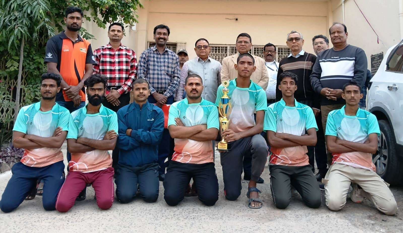 वॉलीबाल विजेता टीम के खिलाड़ी विद्यार्थियों को कुलपति ने किया उत्साहवर्धन