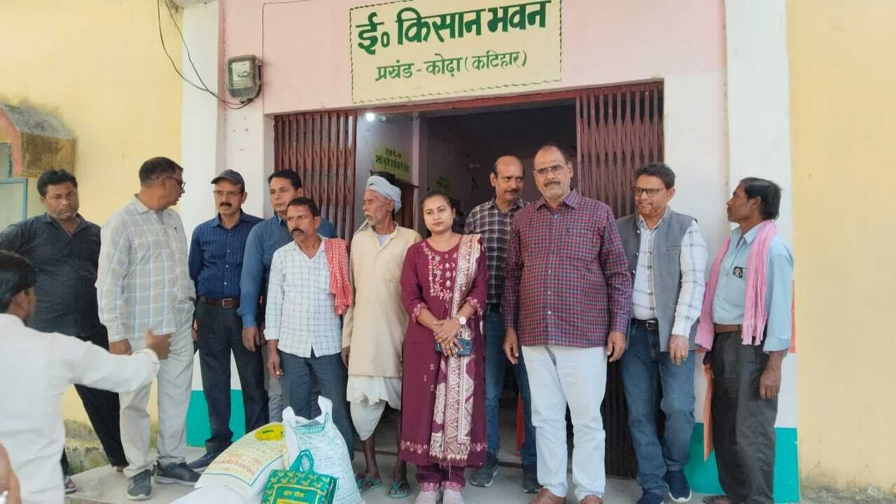 किसानों के बीच गेहूं, सरसों व मसूर बीज का वितरण