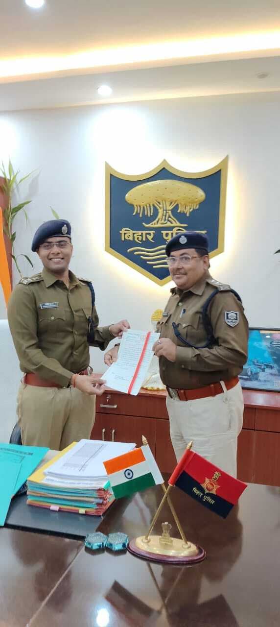उत्कृष्ट कार्य करने वाले पुलिस पदाधिकारी को एसपी ने किया सम्मानित