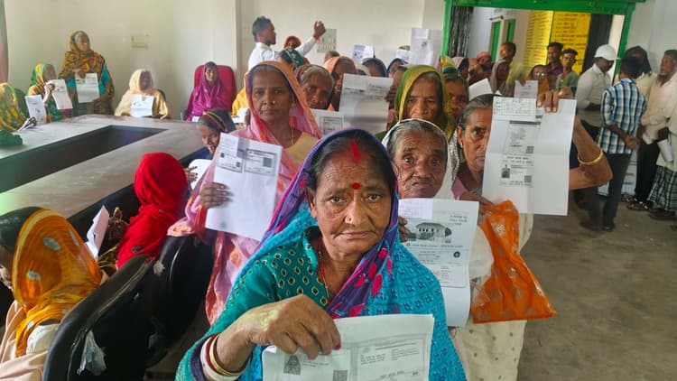 10 बजे से परेशान रहे वृद्ध, तीन घंटे बाद पहुंचे ऑडिटर