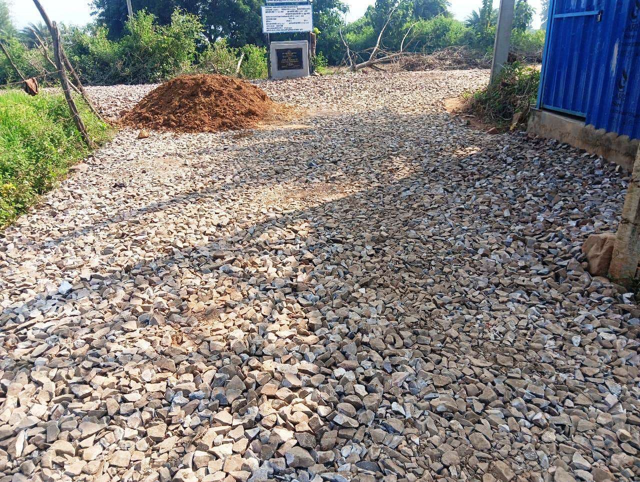 सतघरवा में सड़क निर्माण कार्य पर रोक, लोकल मैटेरियल के इस्तेमाल से भड़के ग्रामीण