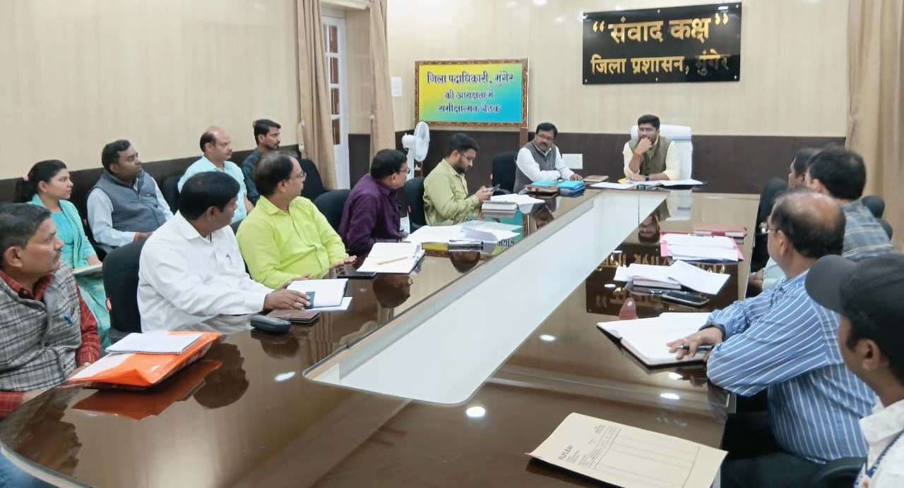 बुडको के संचालित कार्य की धीमी गति पर डीएम ने जतायी नाराजगी, कईयों का रोका वेतन