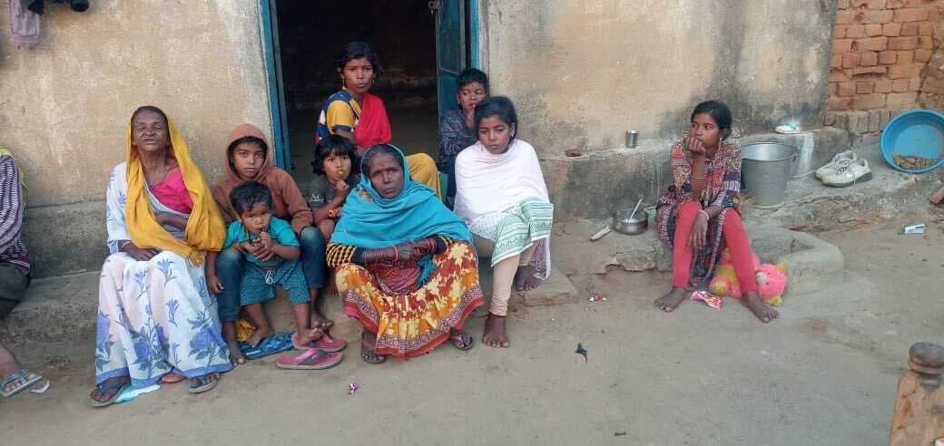 कमरे में सीलिंग रॉड से लटका मिला शव, जांच में जुटी पुलिस