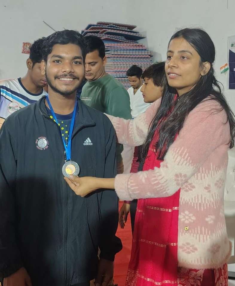 दिवेश ने कराटे में जीता कांस्य, परिजनों में हर्ष
