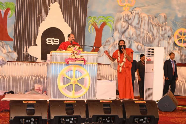 Deoghar News : शिव महापुराण कथा में पहुंचे बाबा रामदेव, कहा : दुनिया के हर देश में बनेगा शिव मंदिर