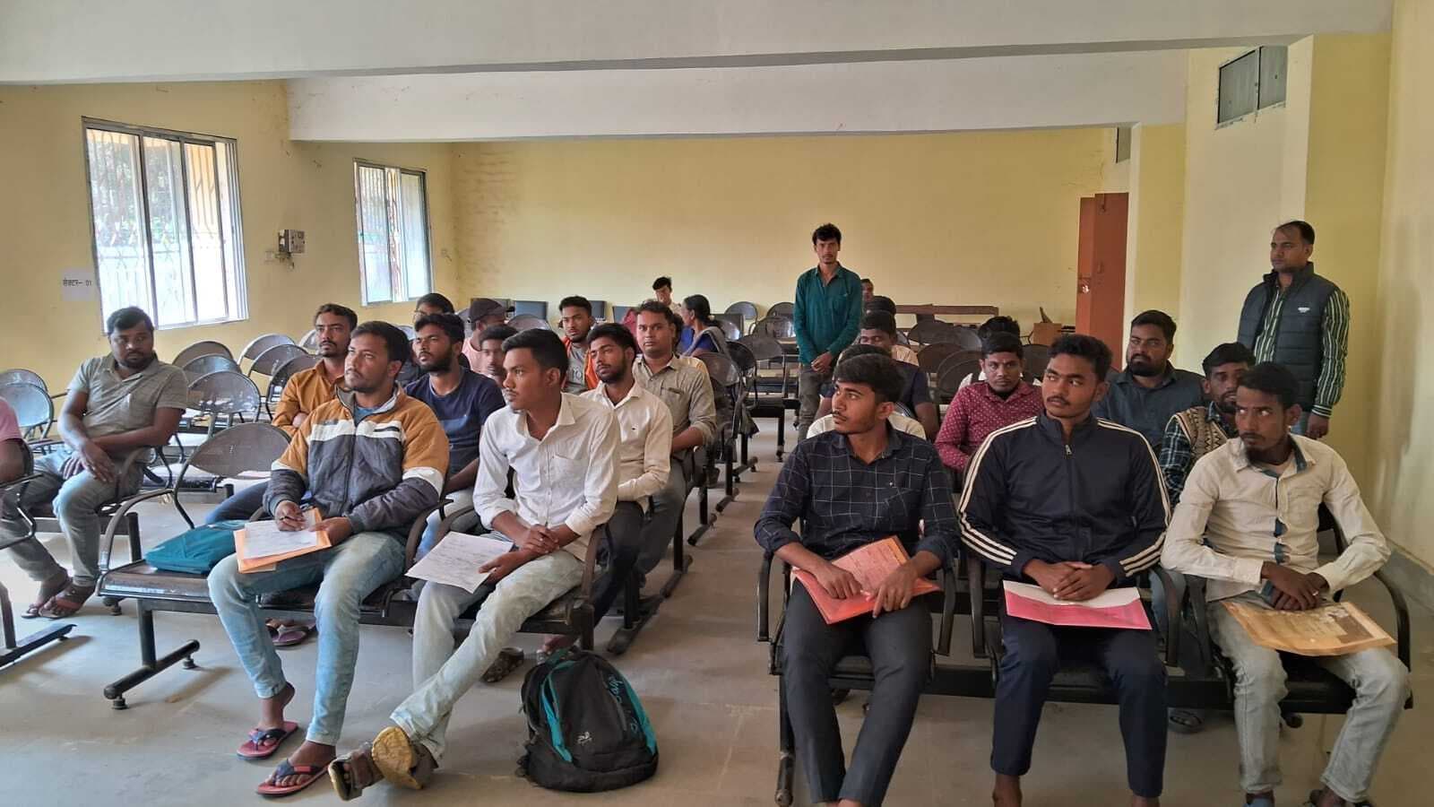 कैंप लगाकर रोजगार के लिए दो का निबंधन