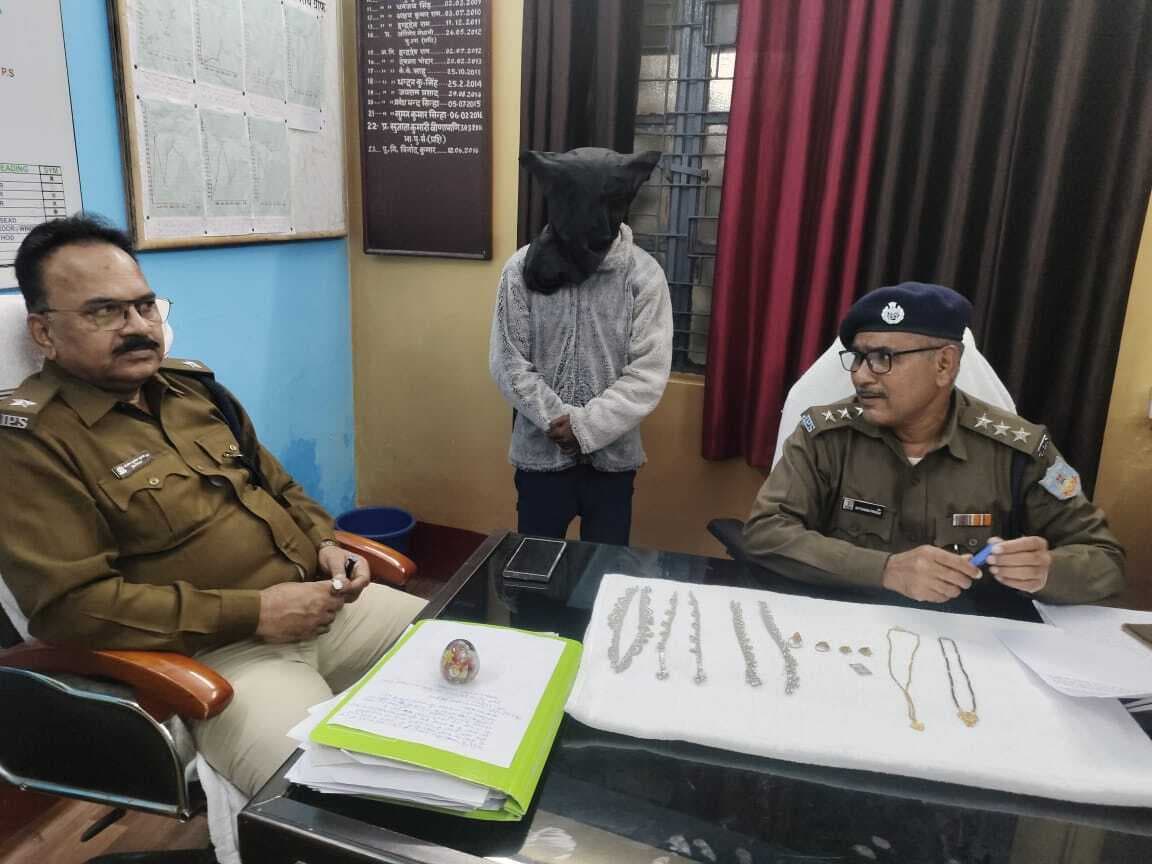 Deoghar news : घर से चोरी गये लाखों के जेवरात को पुलिस ने बोकारो से किया बरामद, एक गिरफ्तार