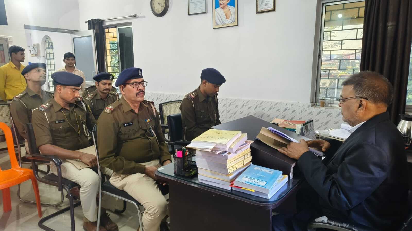 राष्ट्रीय लोक अदालत 13 को, थानाध्यक्षों के साथ की बैठक