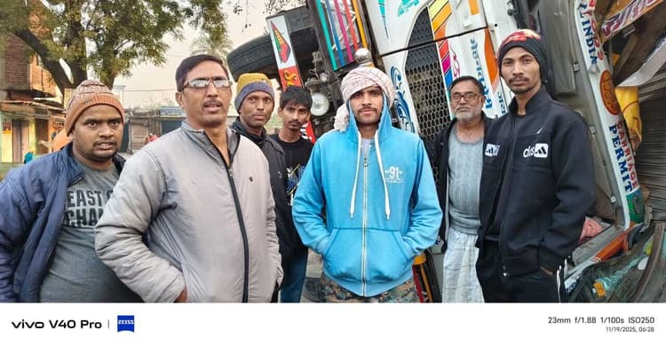 Giridih News: अनियंत्रित होकर पलटा बालू लदा ट्रेलर, तीन दुकानें क्षतिग्रस्त