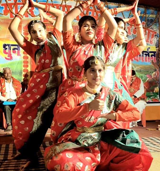 Darbhanga News: मंच पर ओडिशी नर्तकों ने महिषासुर वध को किया साकार