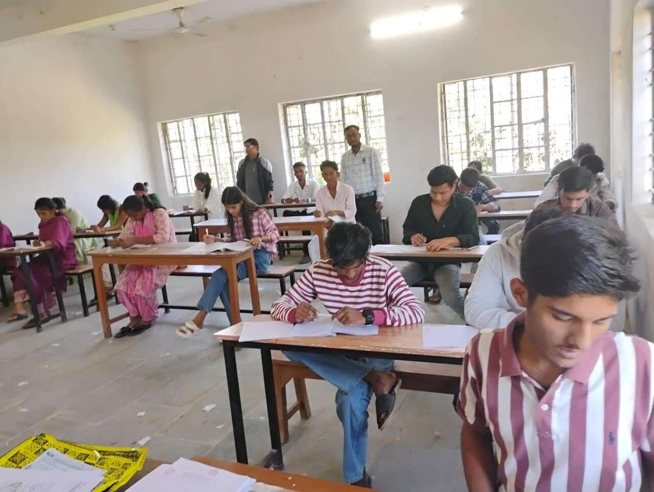 Madhubani News : प्रखंड के सभी 16 सरकारी माध्यमिक व प्लस टू विद्यालयों में उत्प्रेषण परीक्षा शुरू