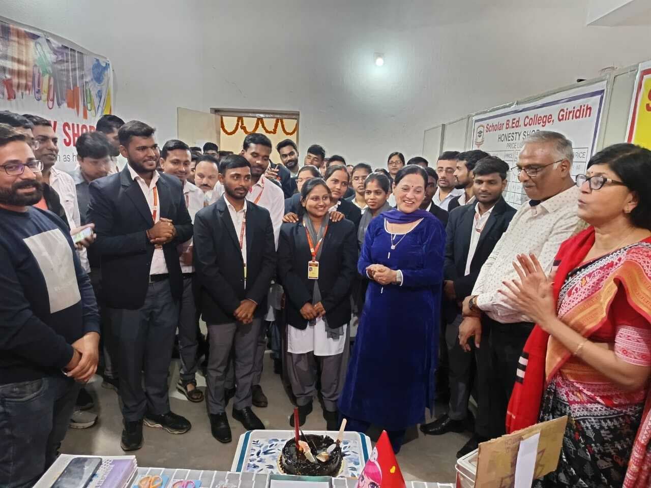 Giridih News :स्कॉलर बीएड कॉलेज में खुला ऑनेस्टी शॉप, छात्रों में ईमानदारी की बीज डालने का अनूठा प्रयास