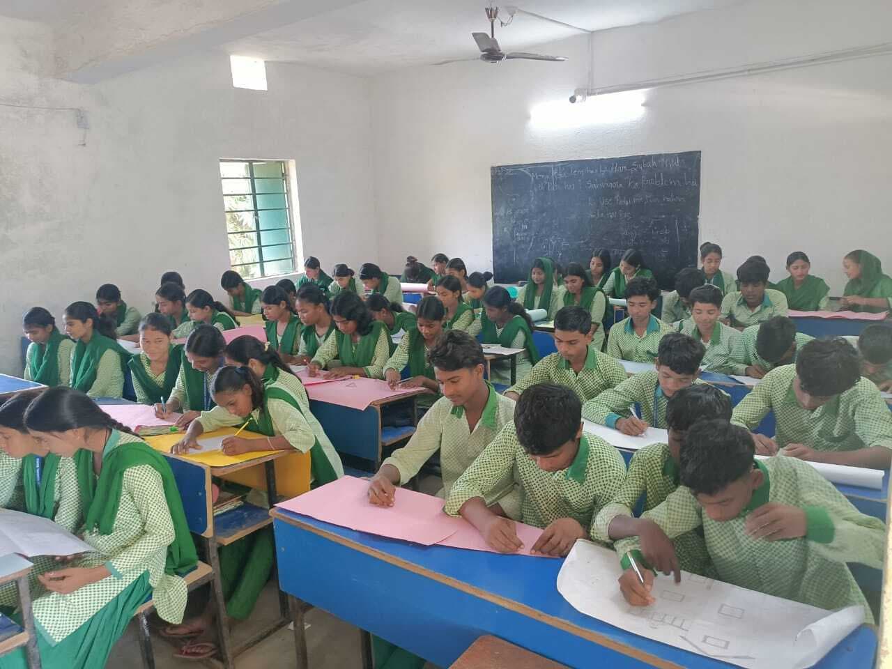 पेंटिंग, ड्राइंग, निबंध लेखन और पोस्टर निर्माण में बच्चों ने दिखायी प्रतिभा